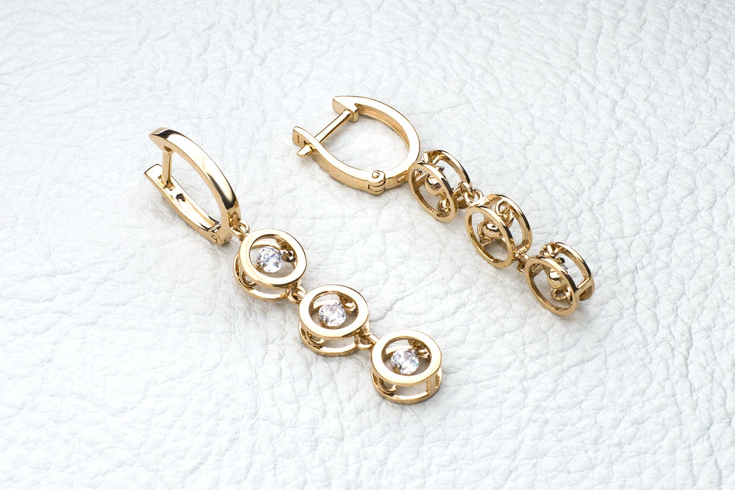 Серьги из красного золота с 6 фианитами