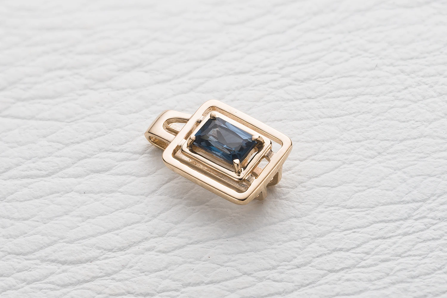 Подвеска Прямоугольник из красного золота с топазом лондон