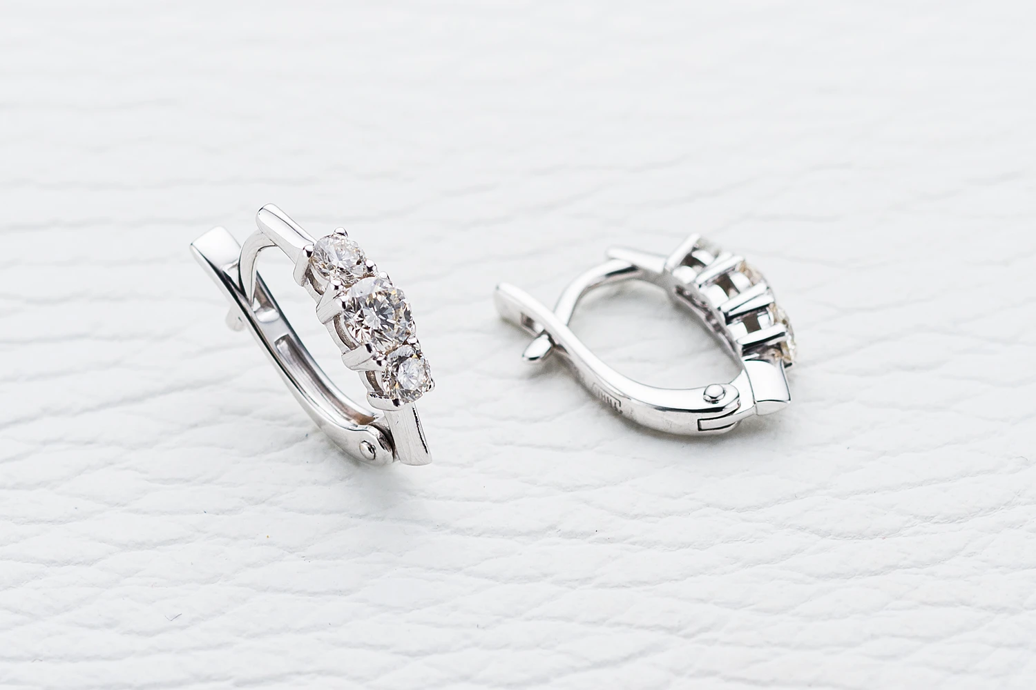 Серьги из белого золота с 6 бриллиантами