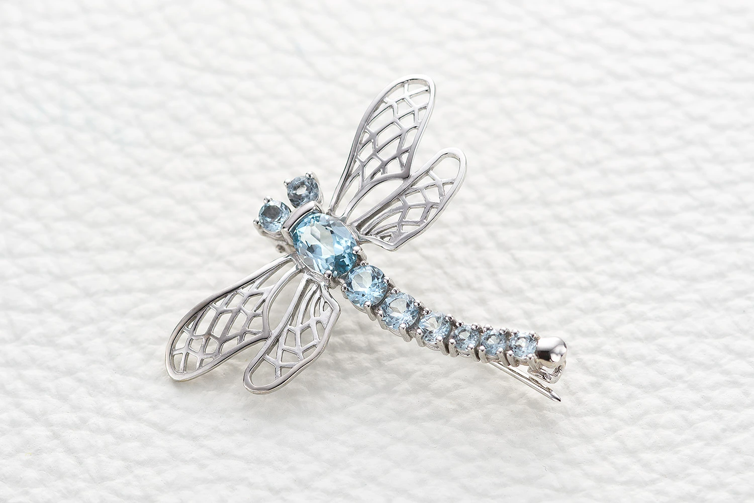 Брошь Стрекоза из белого золота с 9 топазами sky
