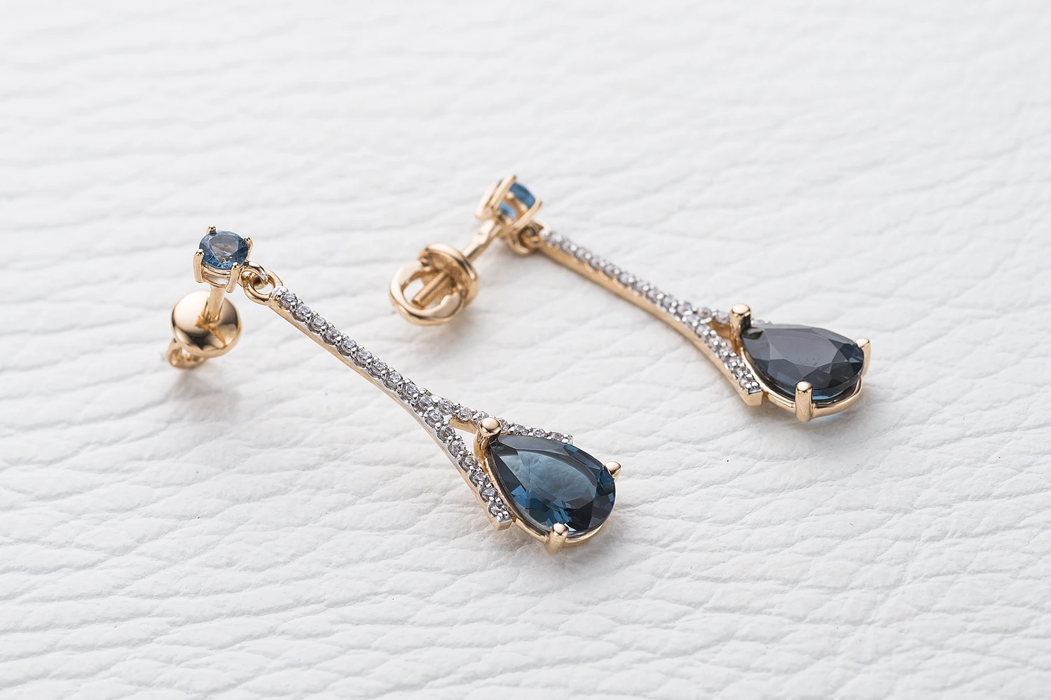 Серьги-пусеты из красного золота с 4 топазами лондон и 48 фианитами