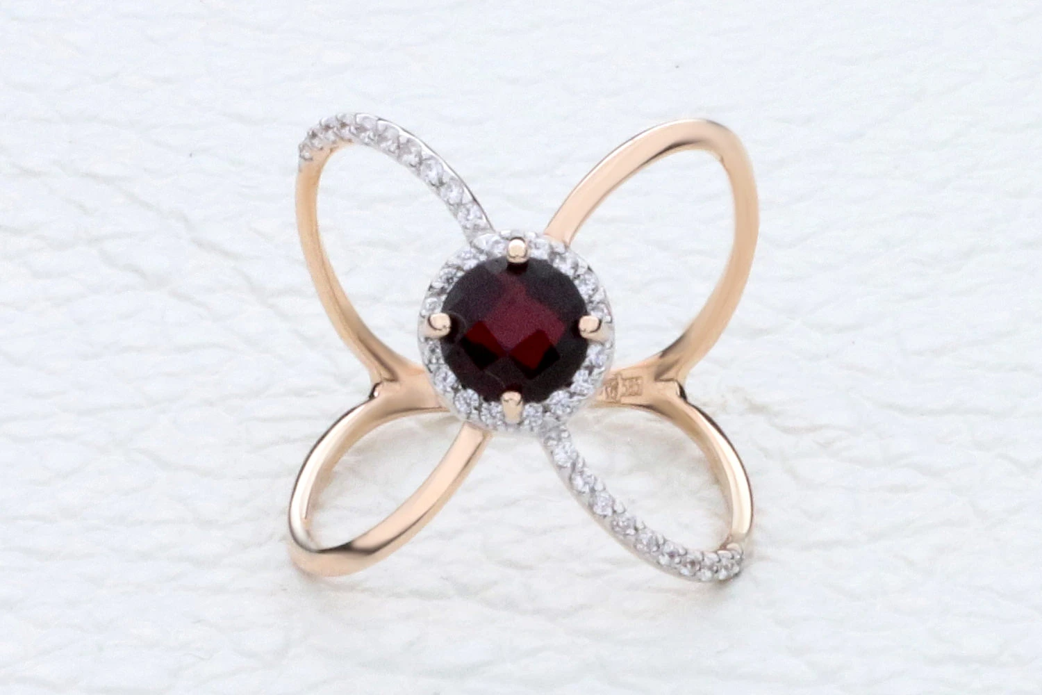 Кольцо из красного золота с гранатом и 36 фианитами
