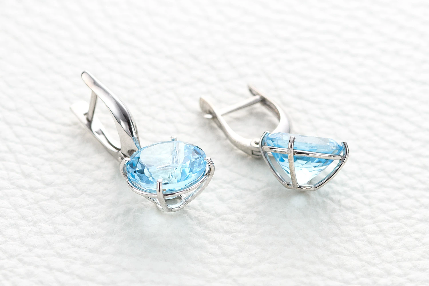 Серьги из белого золота с 2 топазами sky