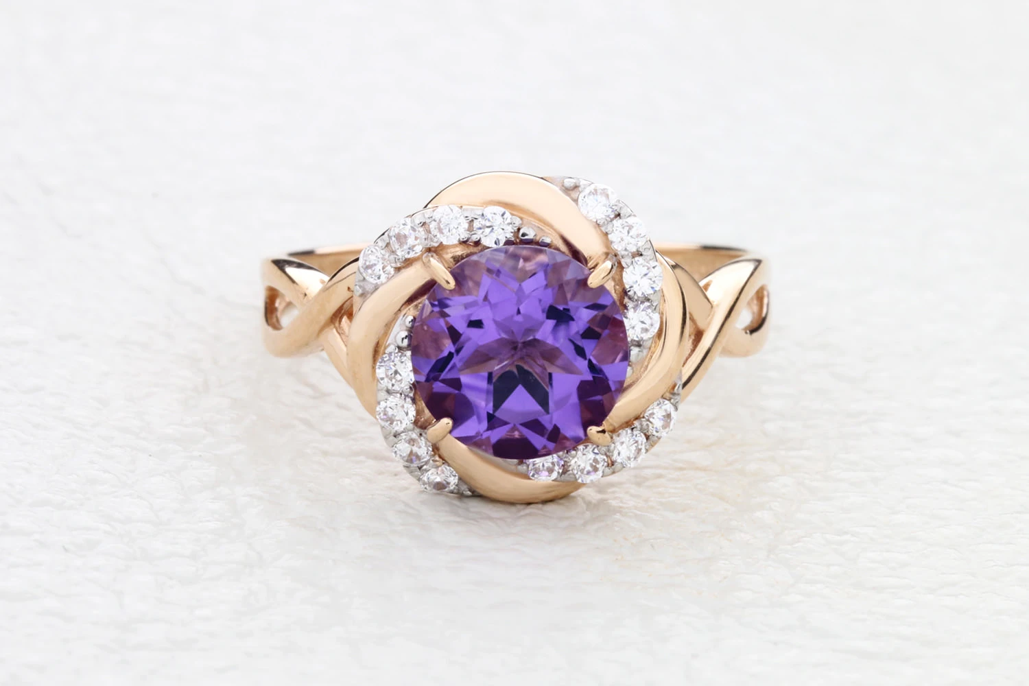 Кольцо из красного золота с аметистом и 16 фианитами