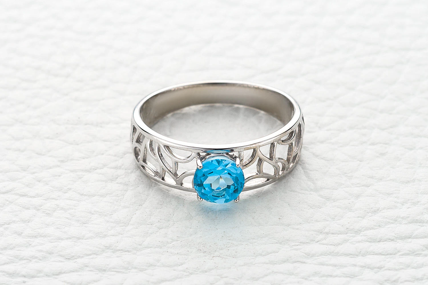 Кольцо из белого золота с топазом swiss