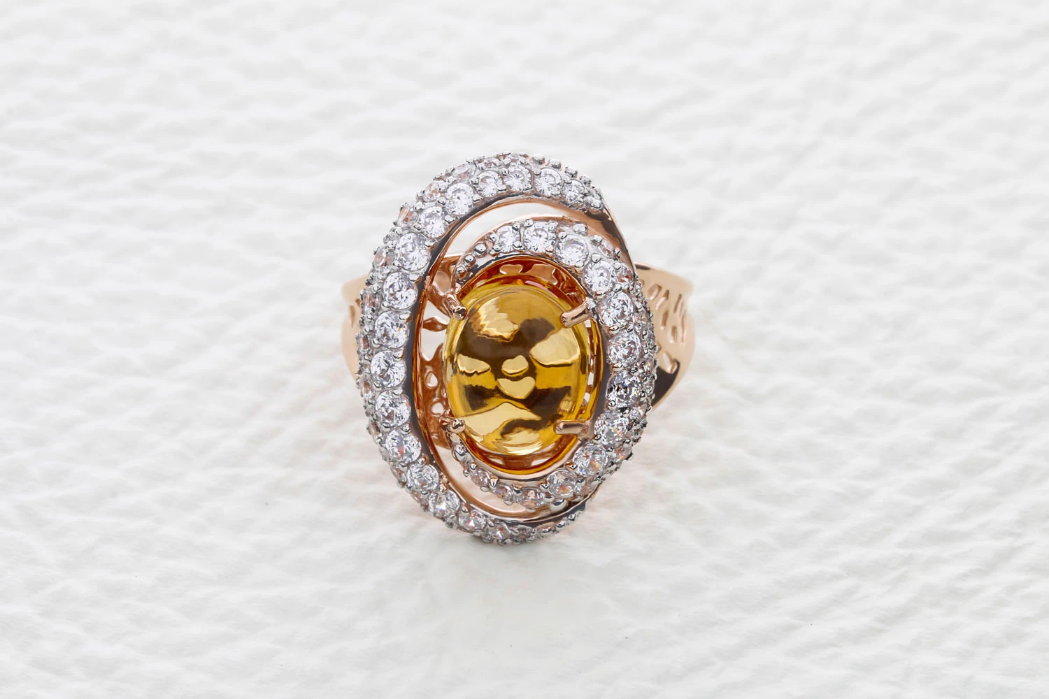 Кольцо из красного золота с цитрином и 62 фианитами