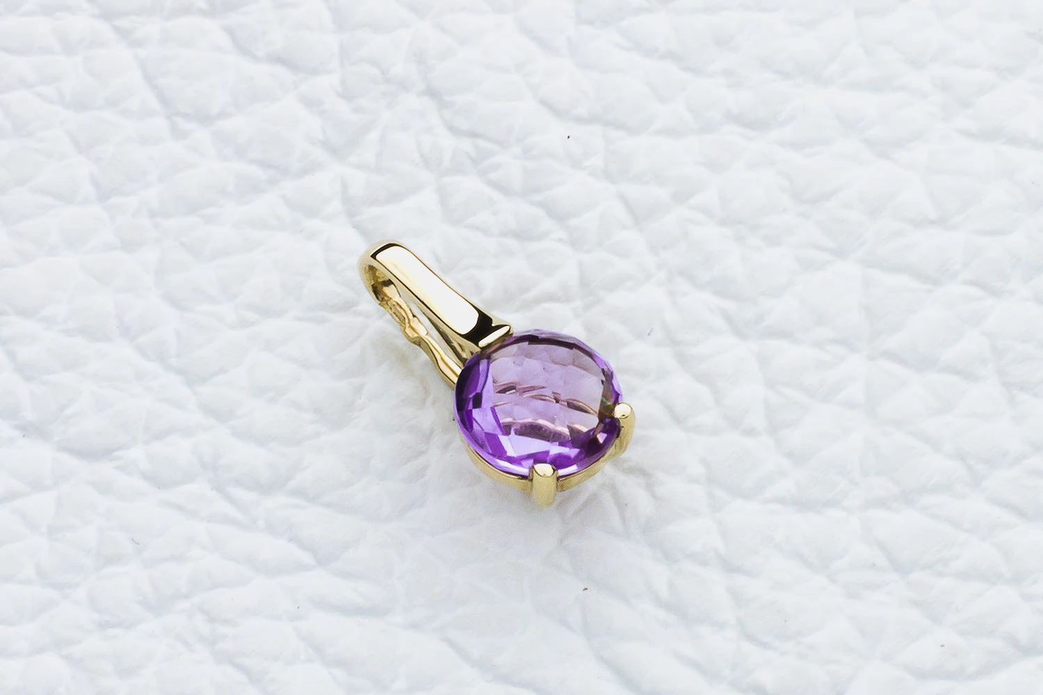 Подвеска из жёлтого золота с аметистом