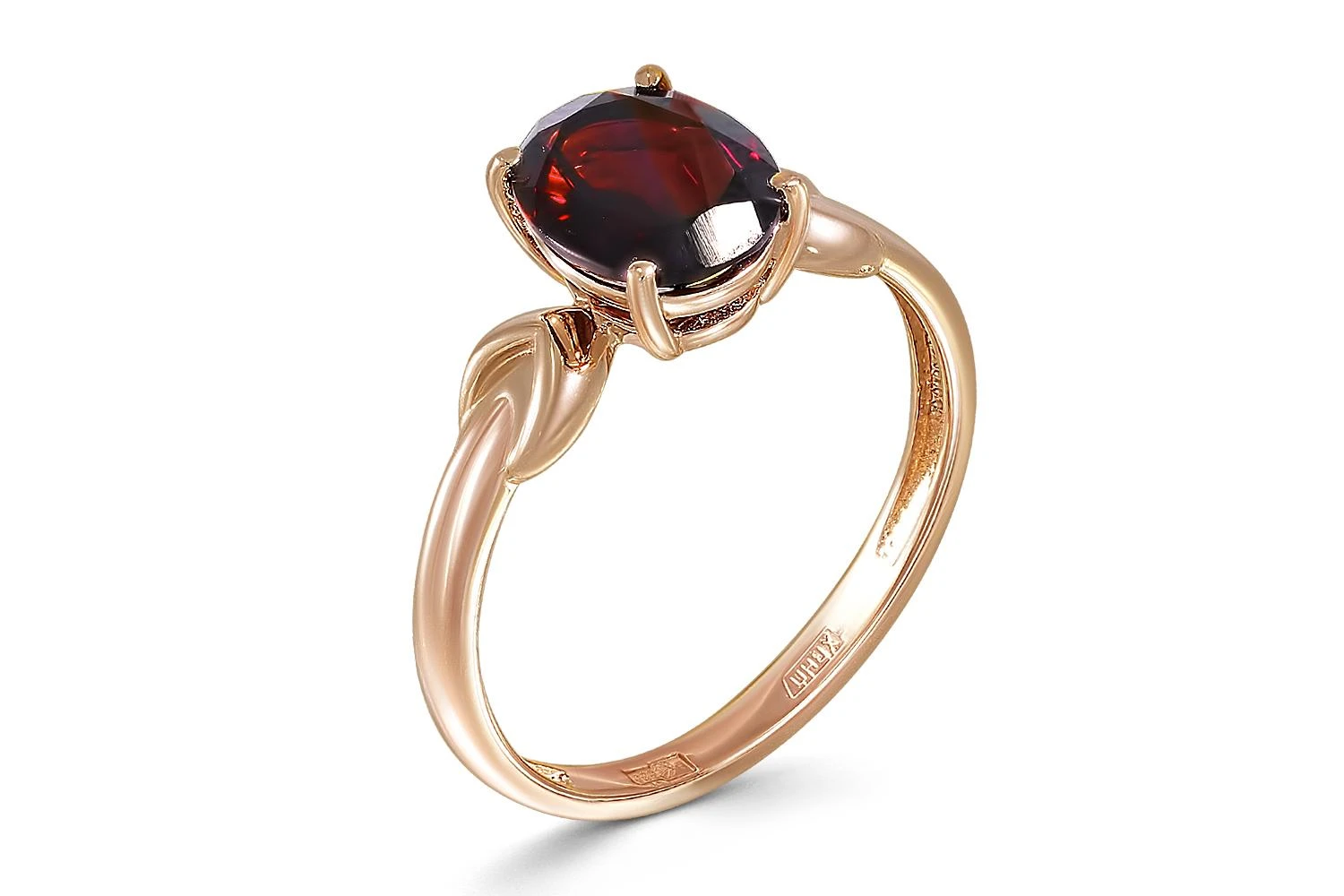 Кольцо из красного золота с гранатом
