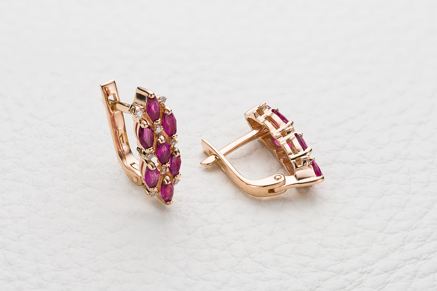 Серьги из красного золота с 14 рубинами и 16 бриллиантами