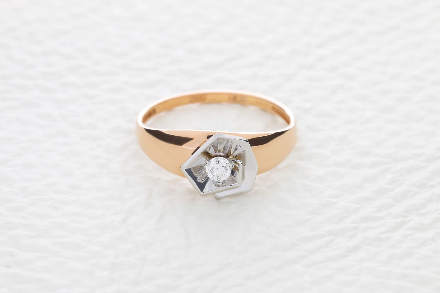 Кольцо Цветок из красного золота с бриллиантом