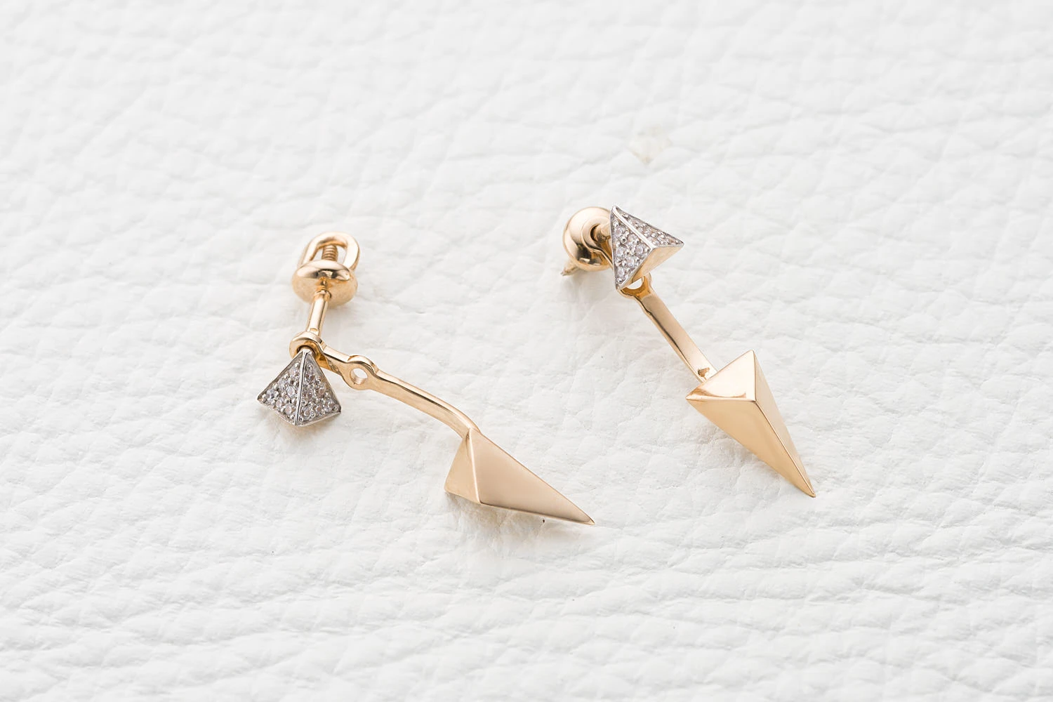 Серьги-пусеты Треугольники из красного золота с 24 фианитами