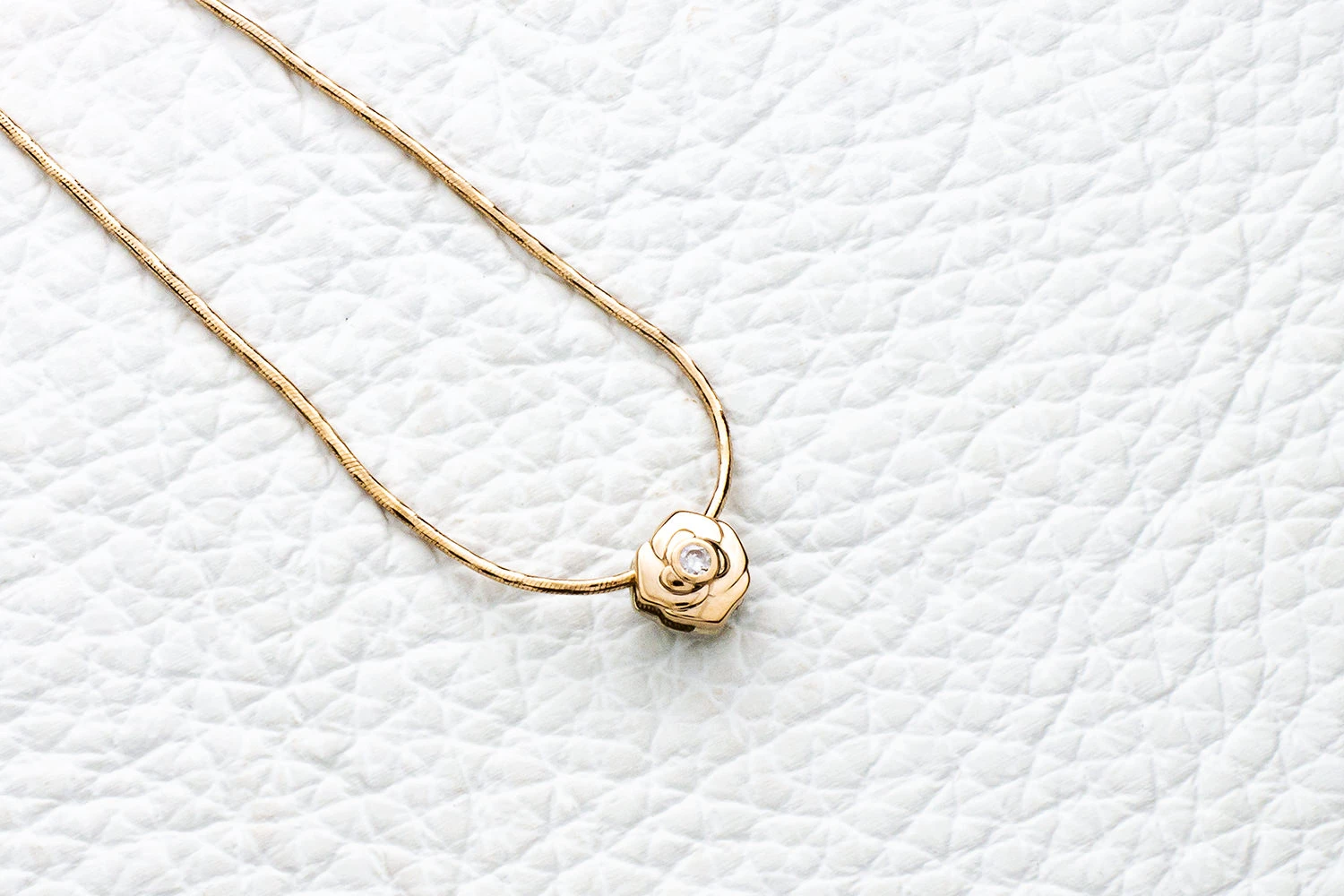 Колье Цветок из красного золота с 2 бриллиантами