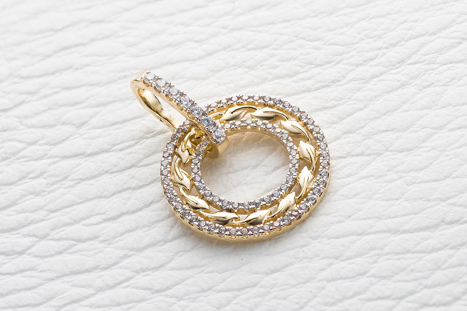 Подвеска Круг из жёлтого золота с 82 фианитами