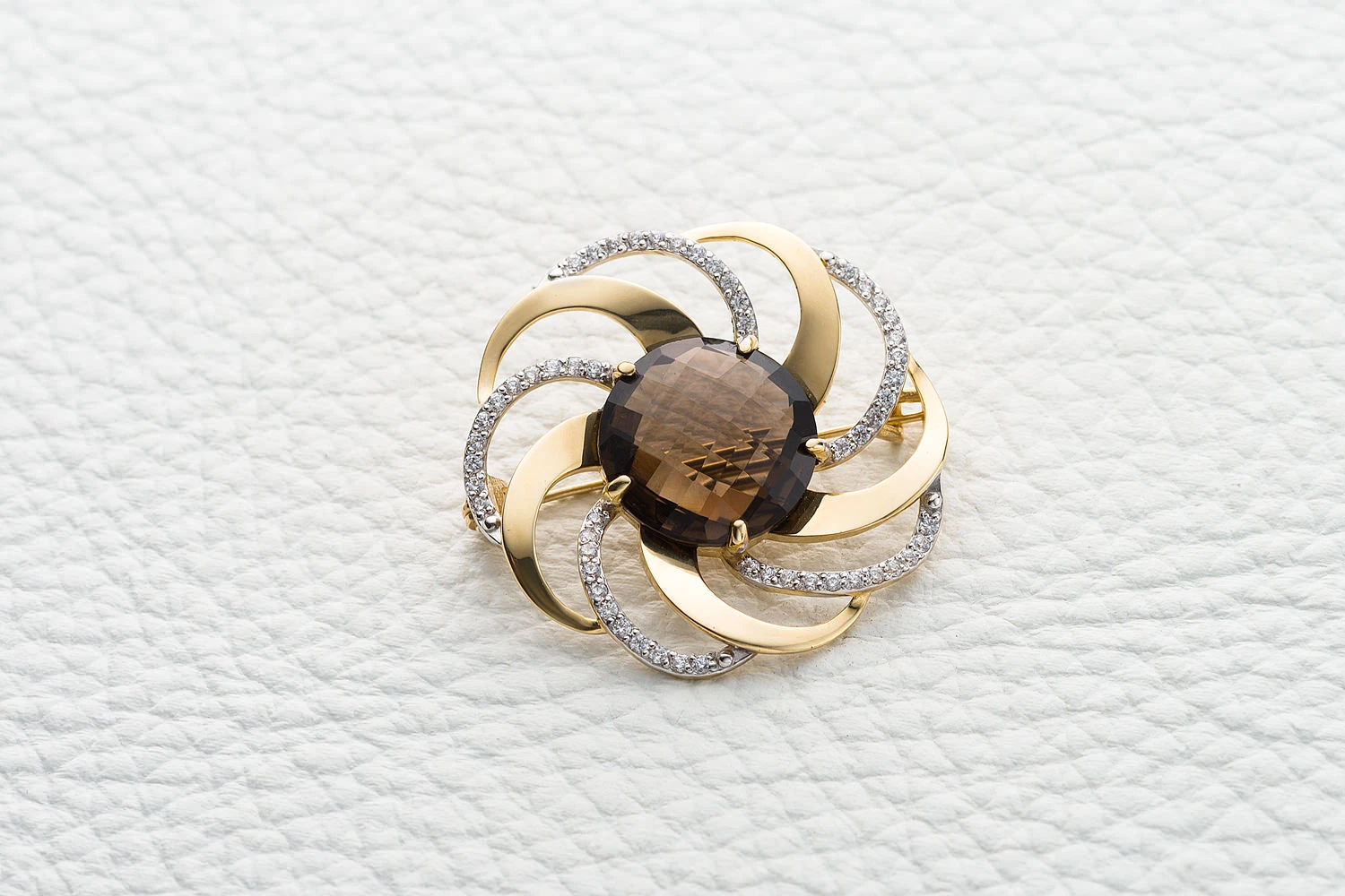 Брошь Цветок из жёлтого золота с раухтопазом и 55 фианитами