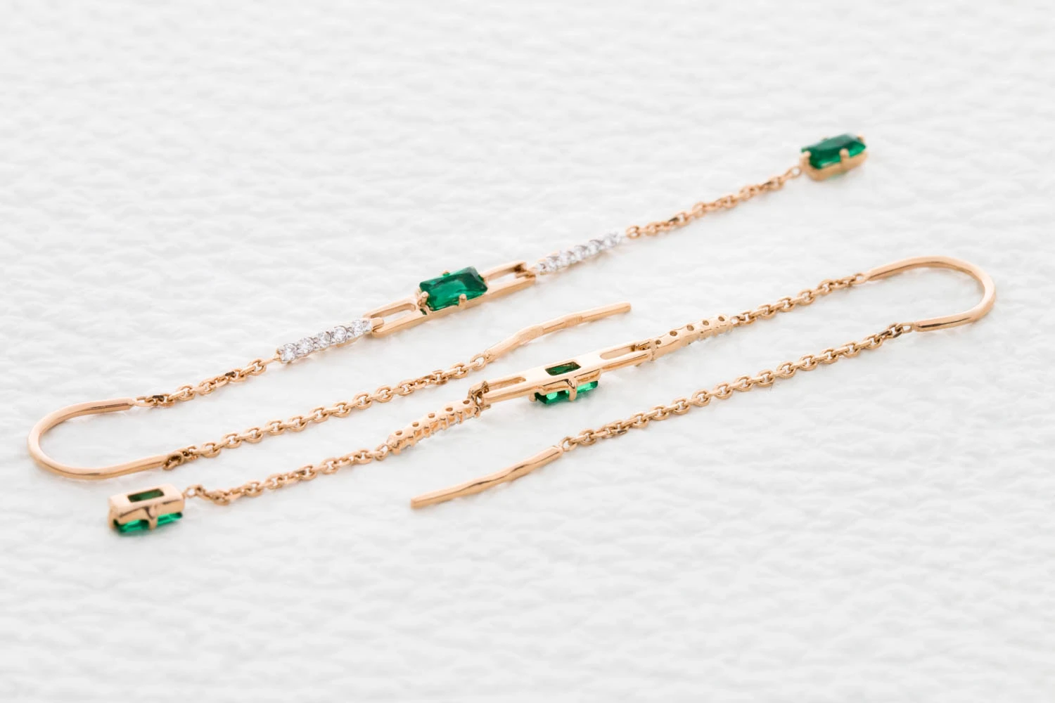 Серьги-продёвки из красного золота с 4 изумрудами и 20 бриллиантами