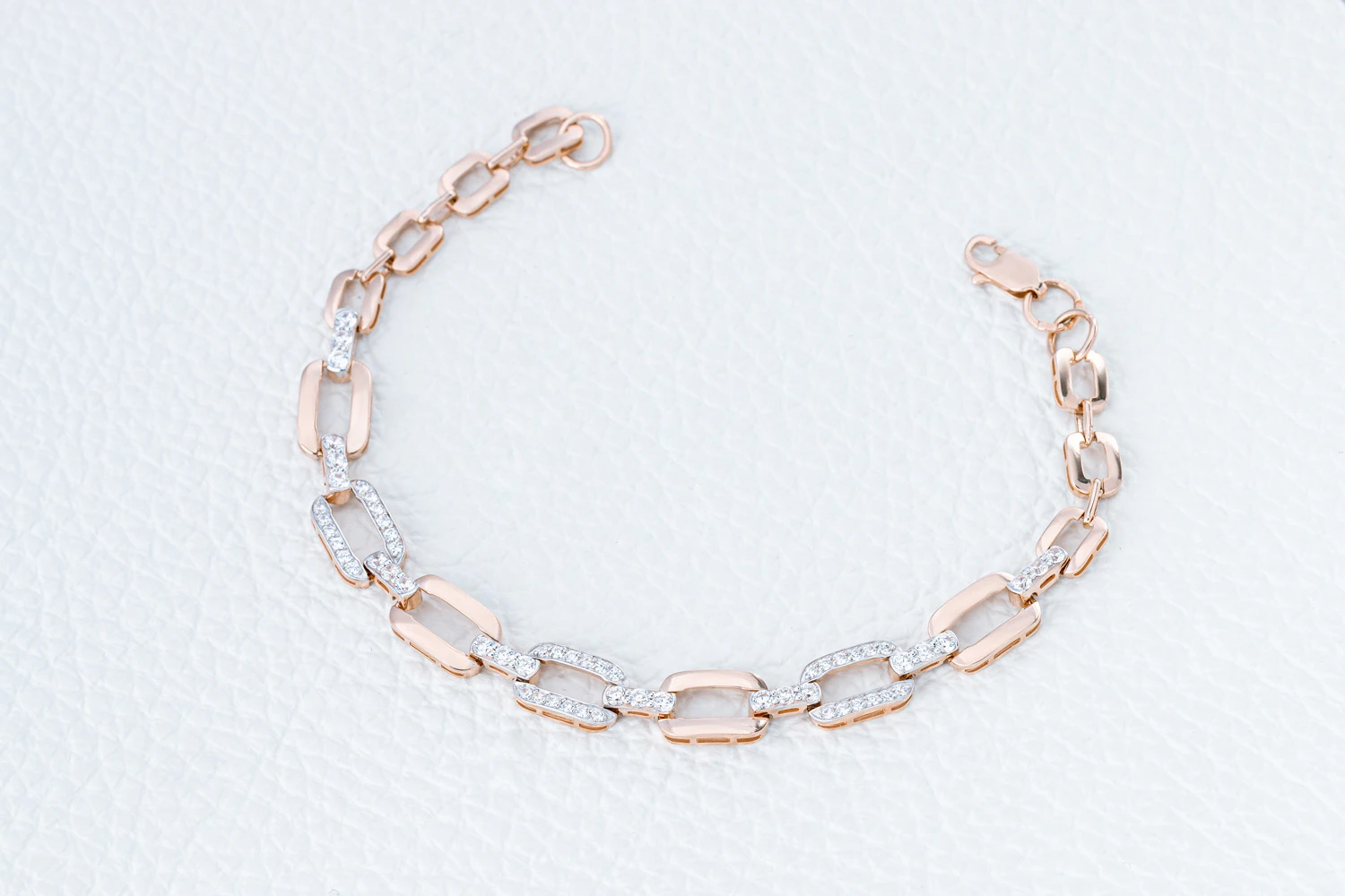 Браслет из красного золота с 60 фианитами