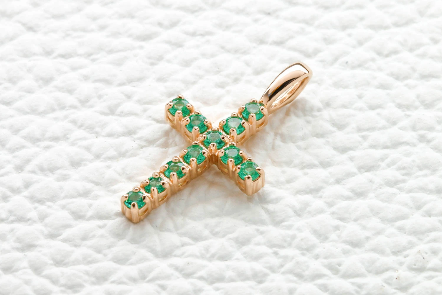 Крест из красного золота с 11 изумрудами