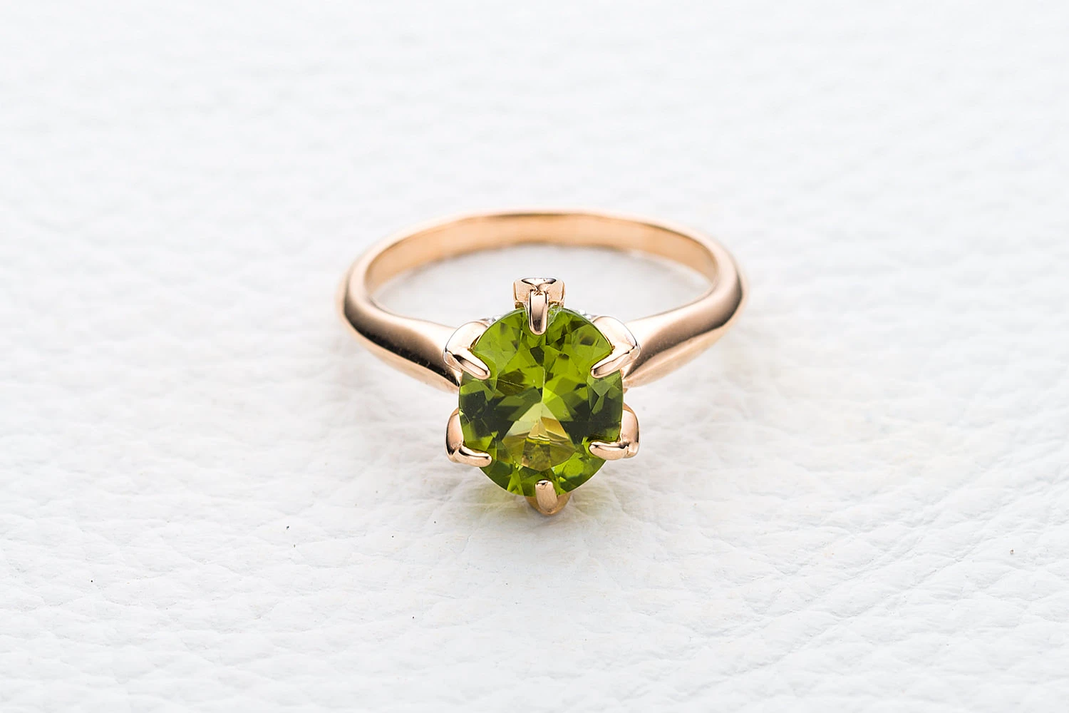 Кольцо из красного золота с хризолитом и 16 фианитами