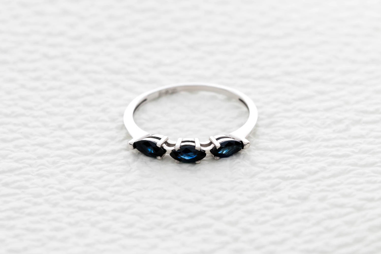 Кольцо из белого золота с 3 сапфирами