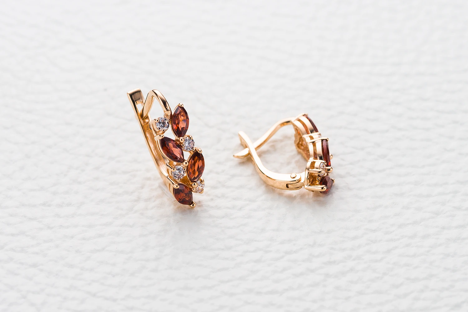 Серьги из красного золота с 8 гранатами и 8 фианитами