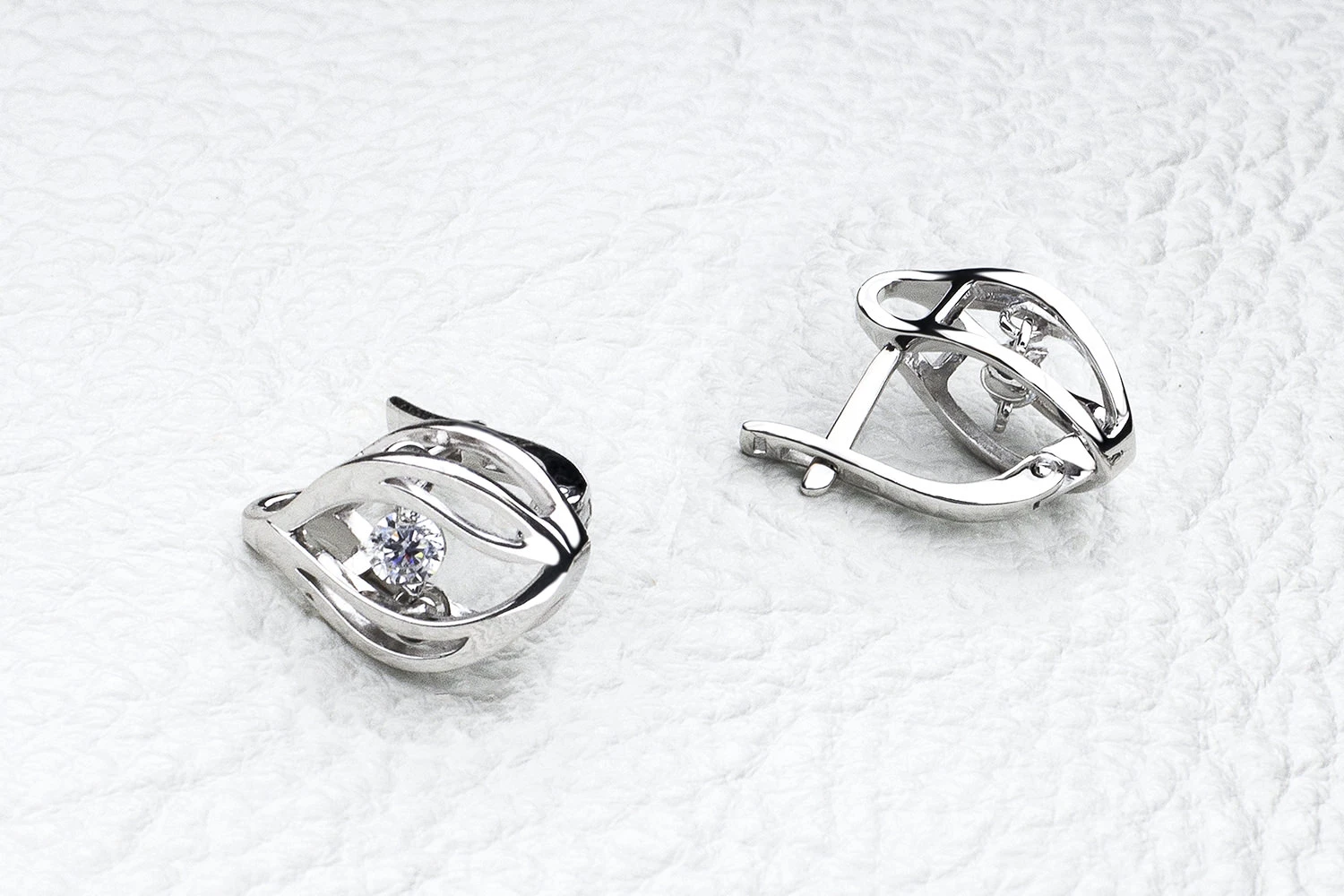 Серьги из белого золота с 2 фианитами