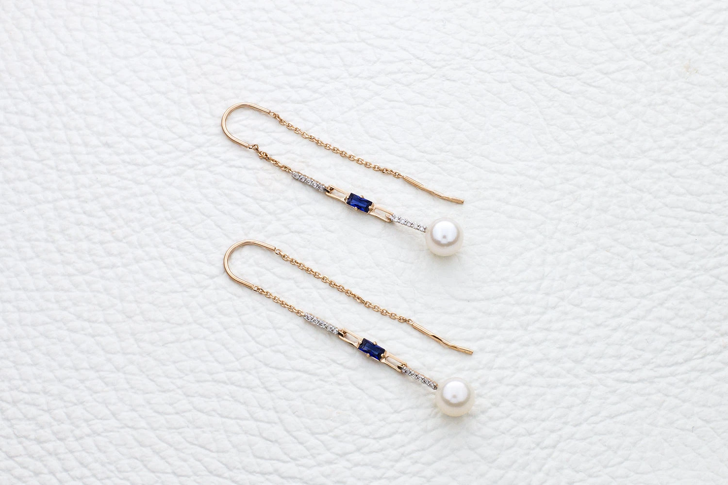 Серьги-продёвки из красного золота с жемчужинами, сапфирами и бриллиантами