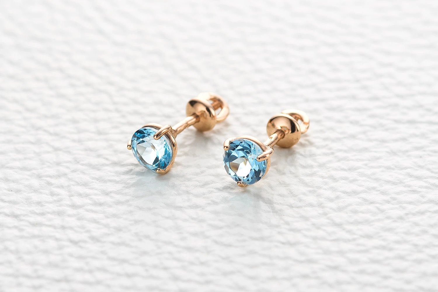 Серьги-пусеты из красного золота с 2 топазами sky