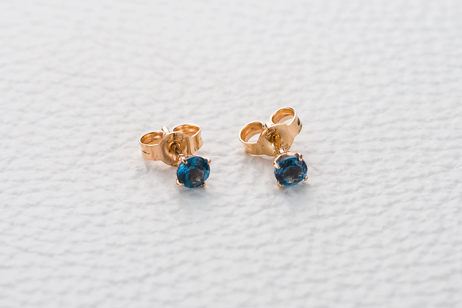 Серьги-пусеты из красного золота с 2 топазами лондон