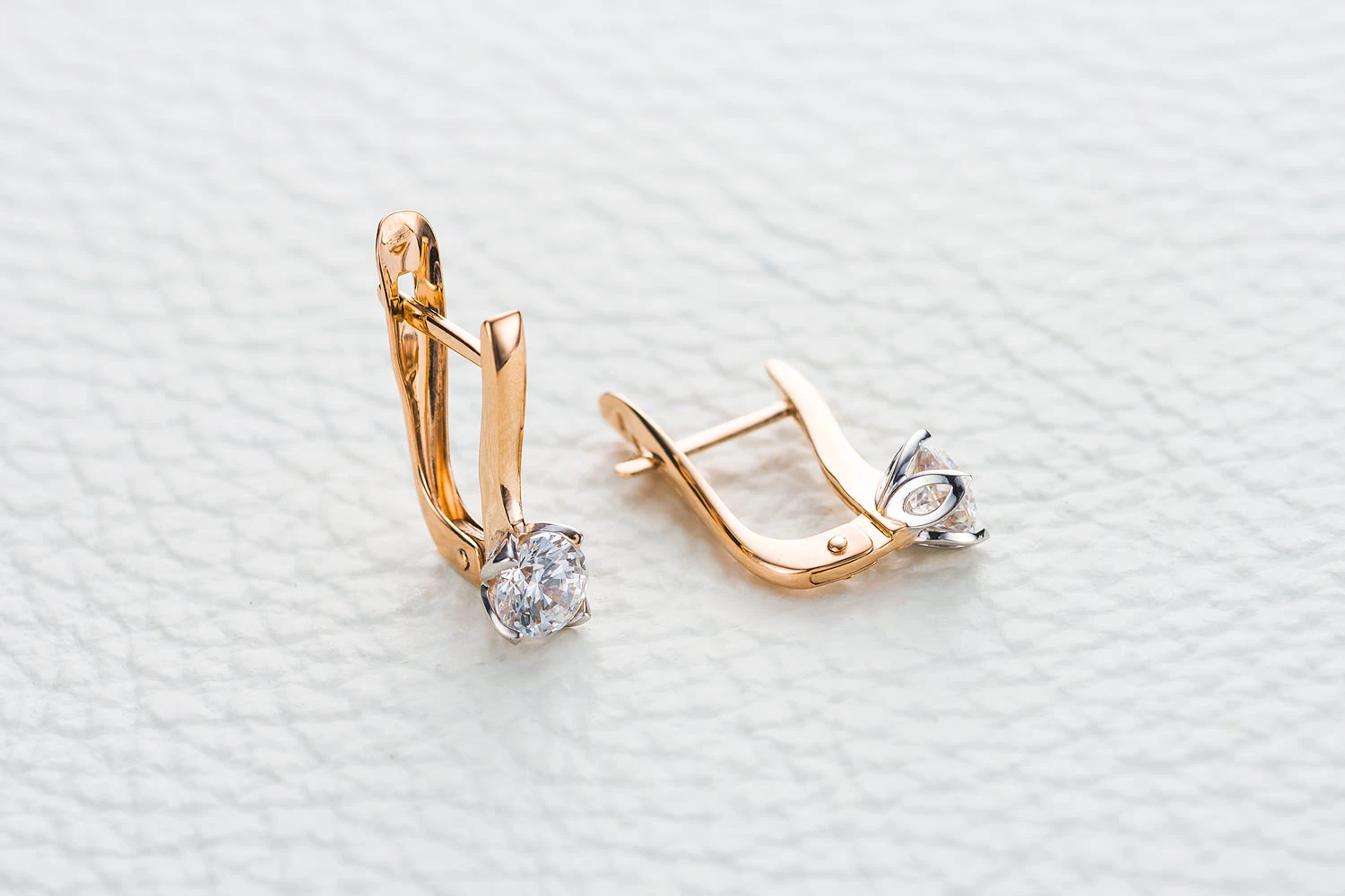 Серьги из красного золота с 2 кристаллами swarovski