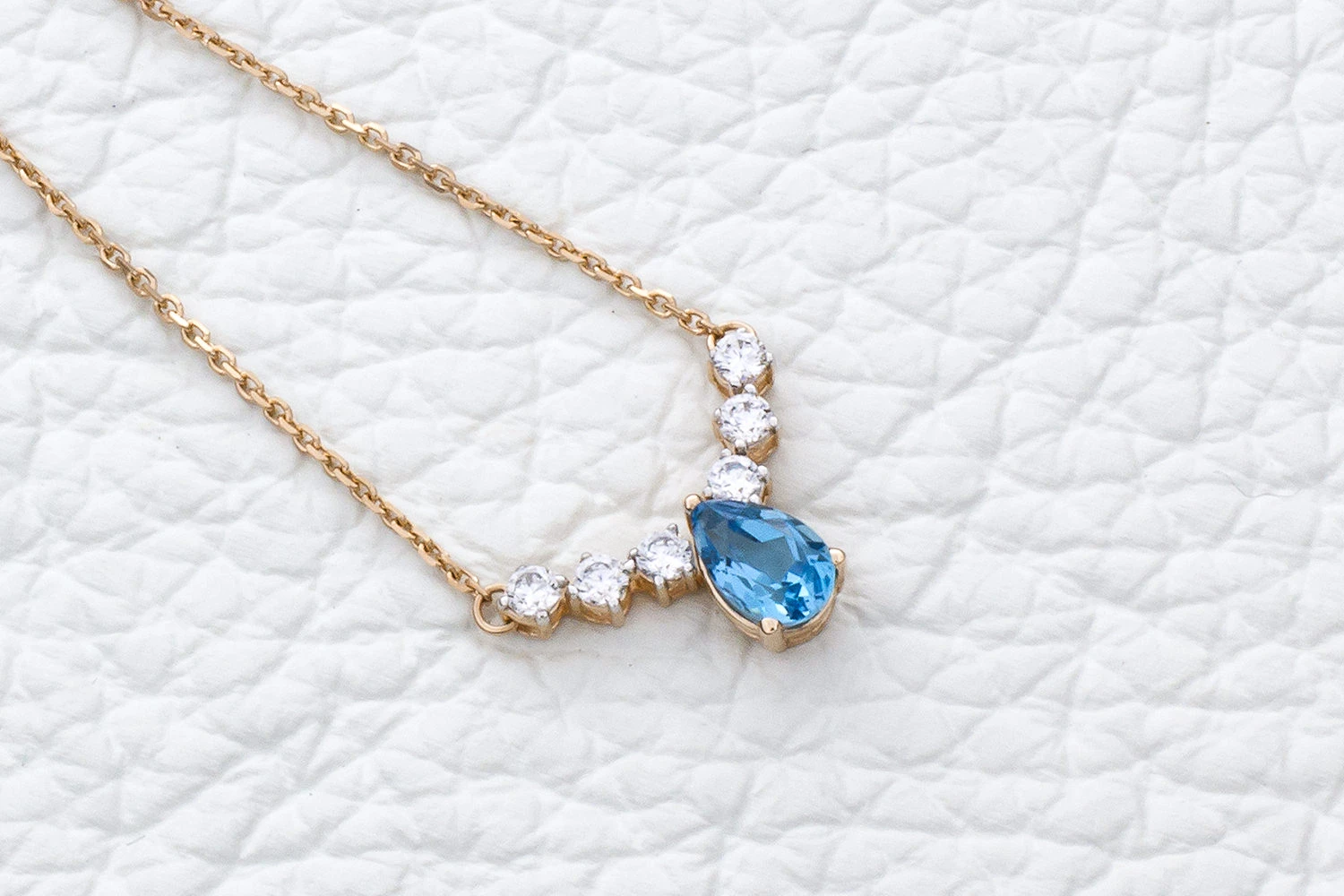 Колье из красного золота с 10 топазами swiss и 60 фианитами