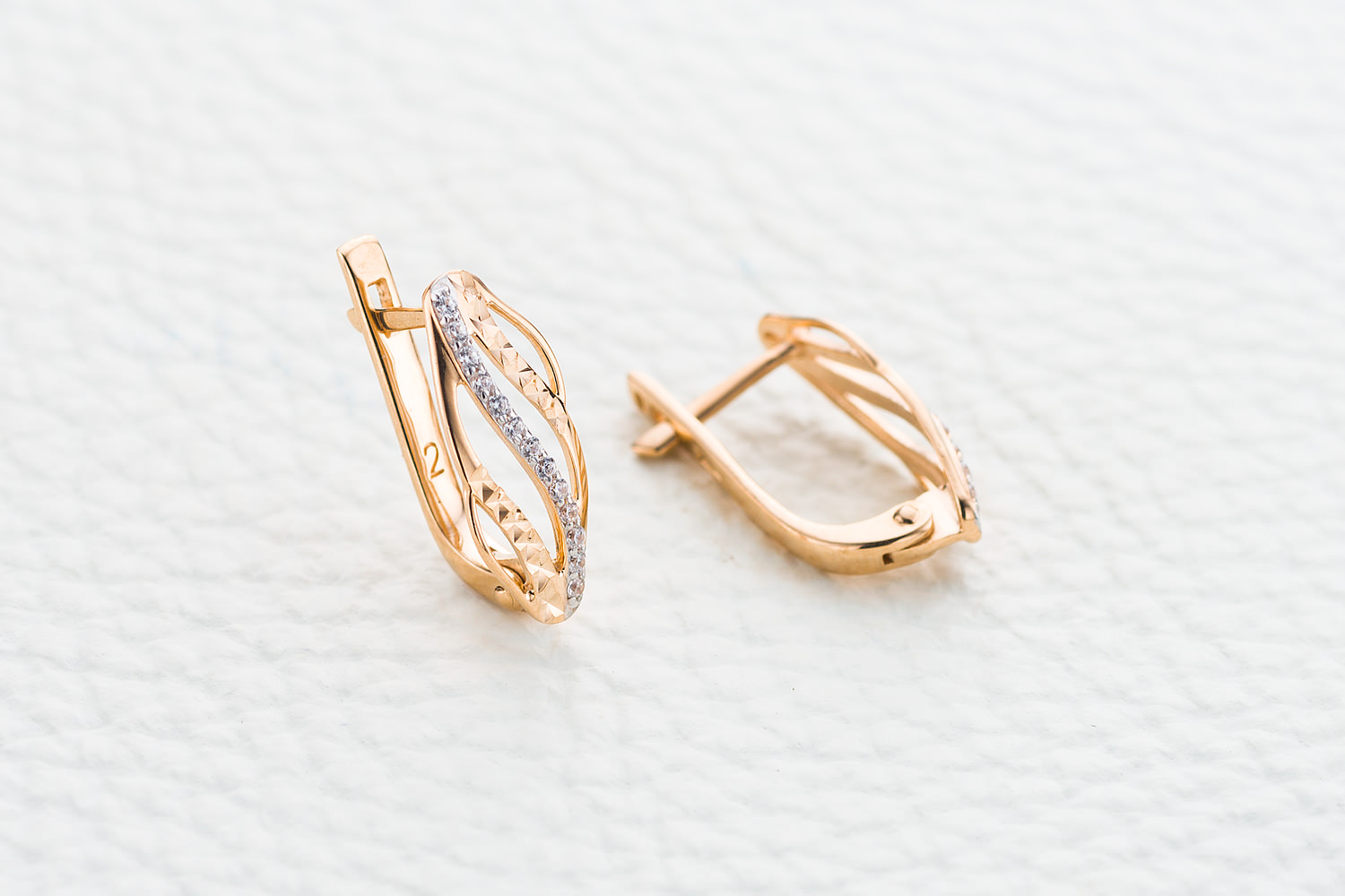 

Серьги с 26 фианитами из красного золота