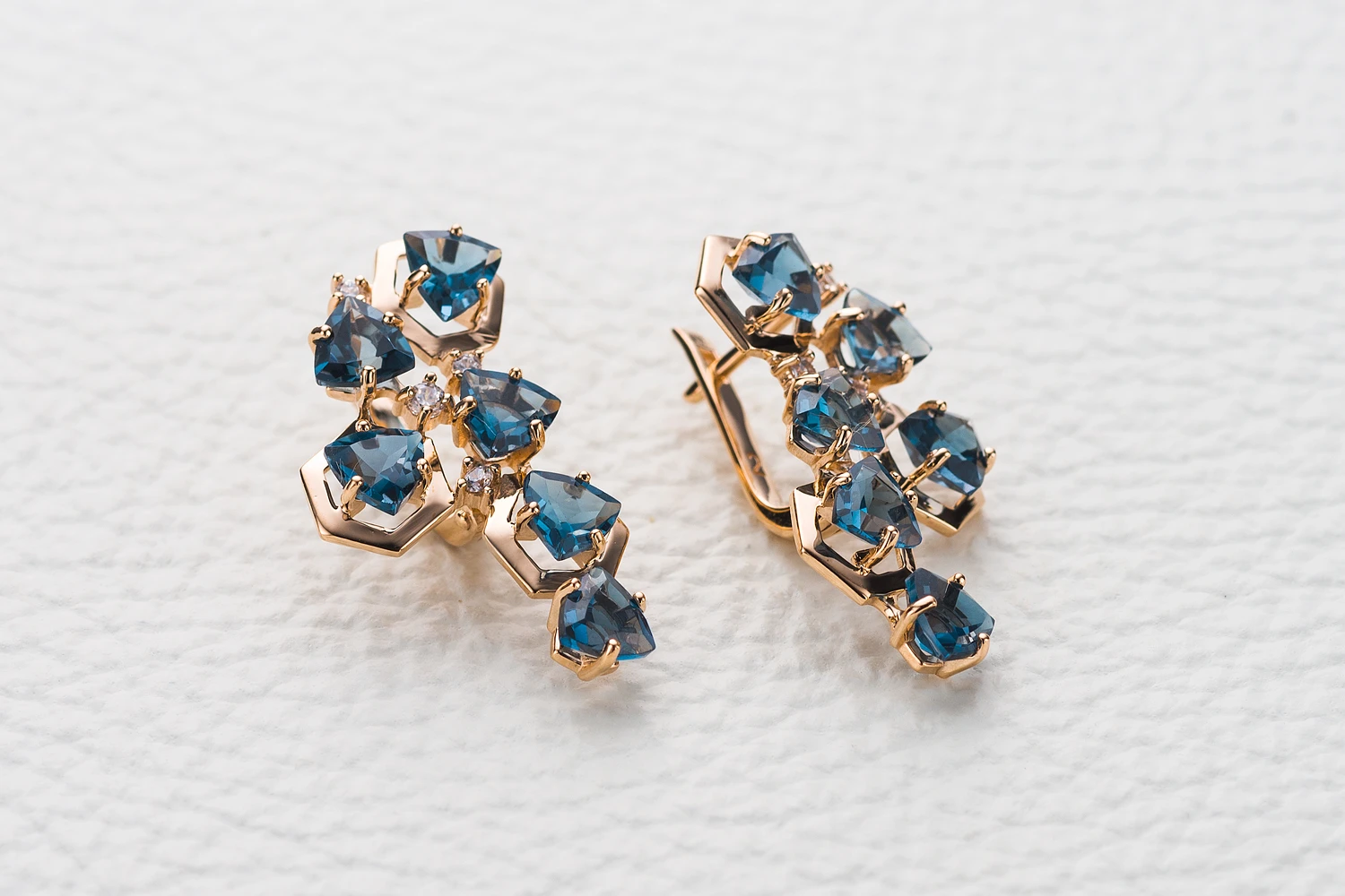 Серьги из красного золота с 12 топазами лондон и 8 фианитами