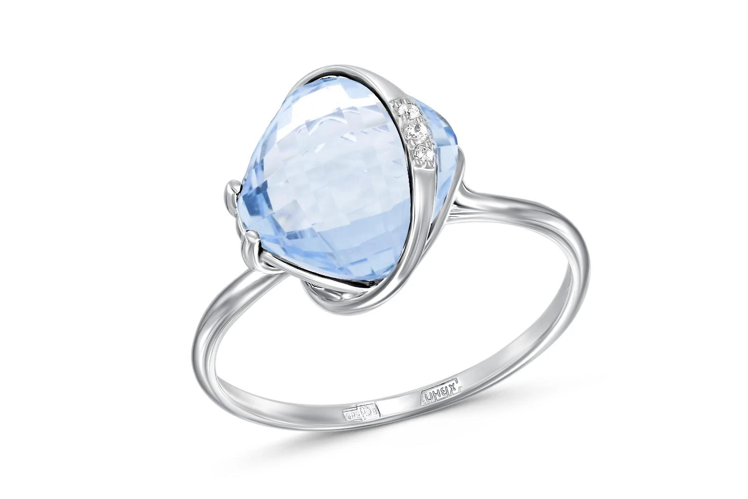 Кольцо из белого золота с топазом sky и 3 фианитами