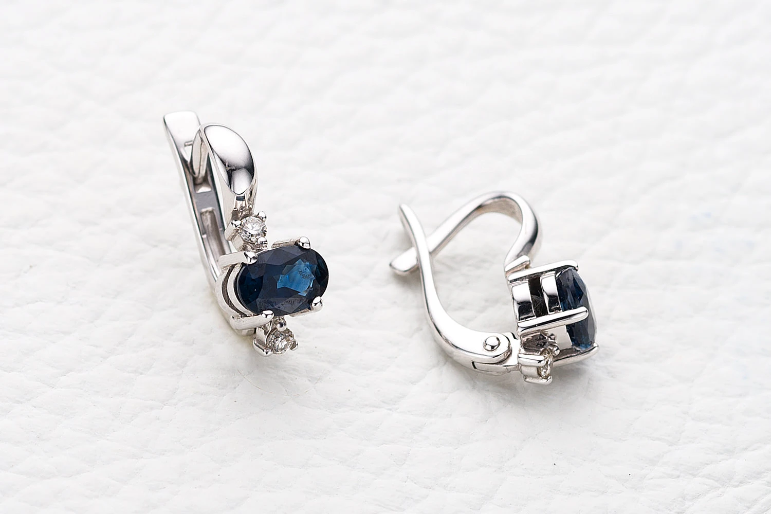Серьги из белого золота с 2 сапфирами и 4 бриллиантами