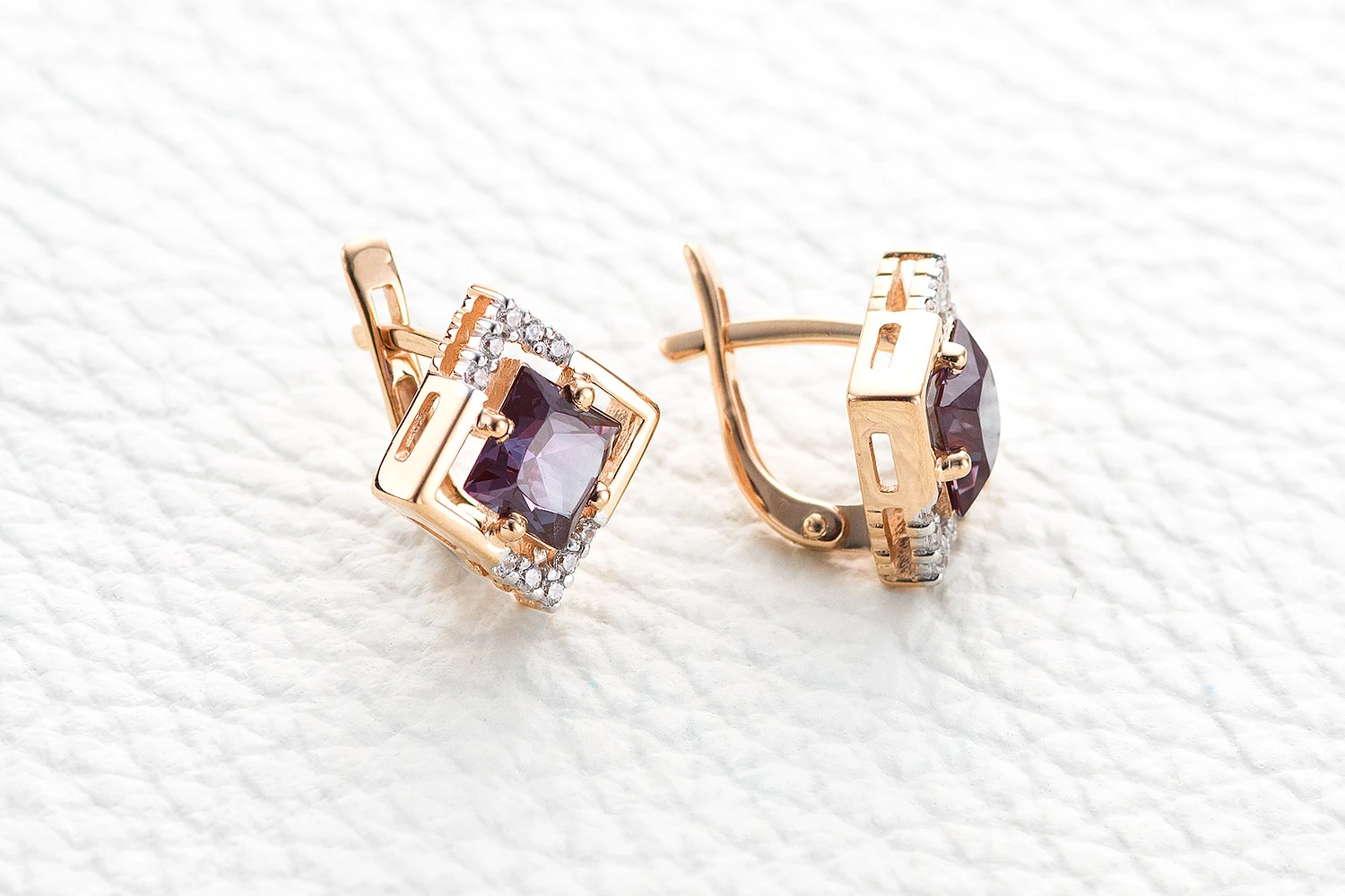 Серьги Квадраты из красного золота с 2 александритами и 20 фианитами