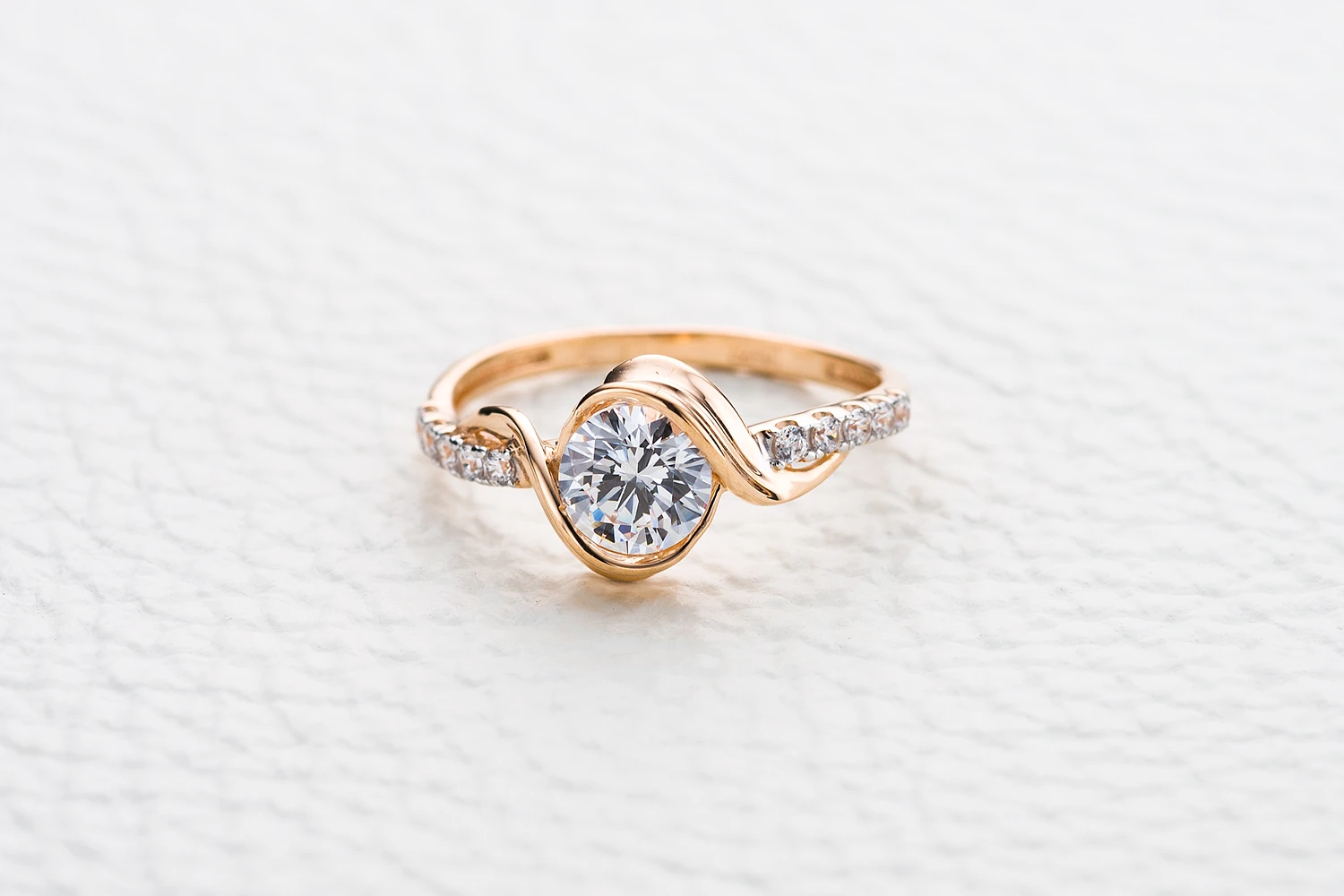 Кольцо из красного золота с 11 кристаллами swarovski