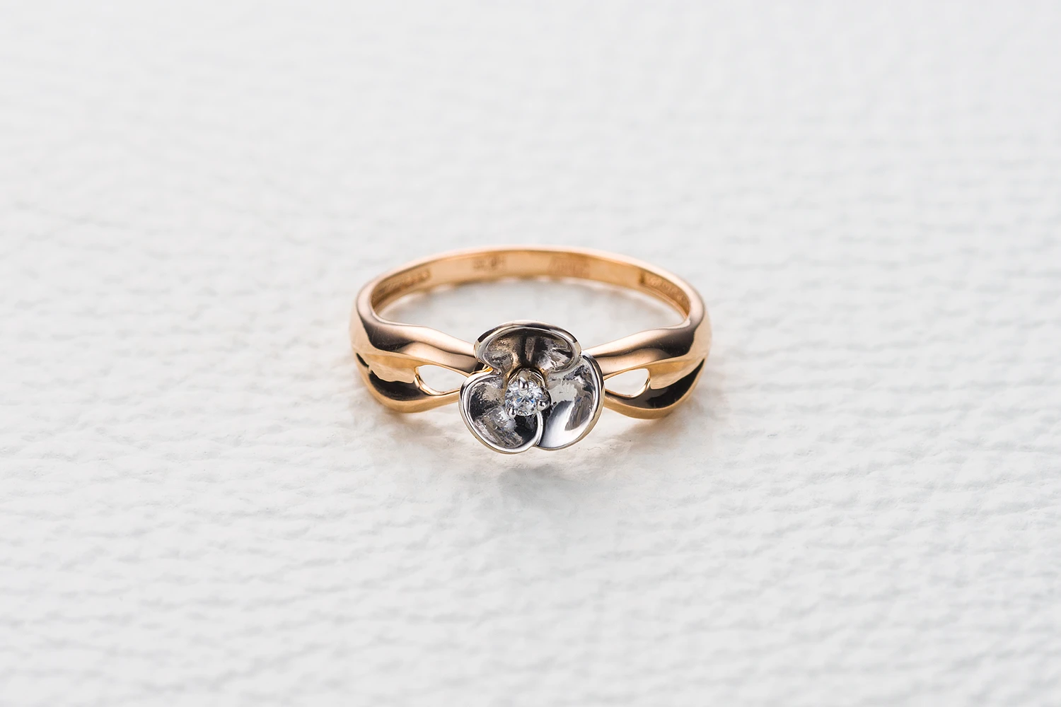 Кольцо Цветок из красного золота с фианитом