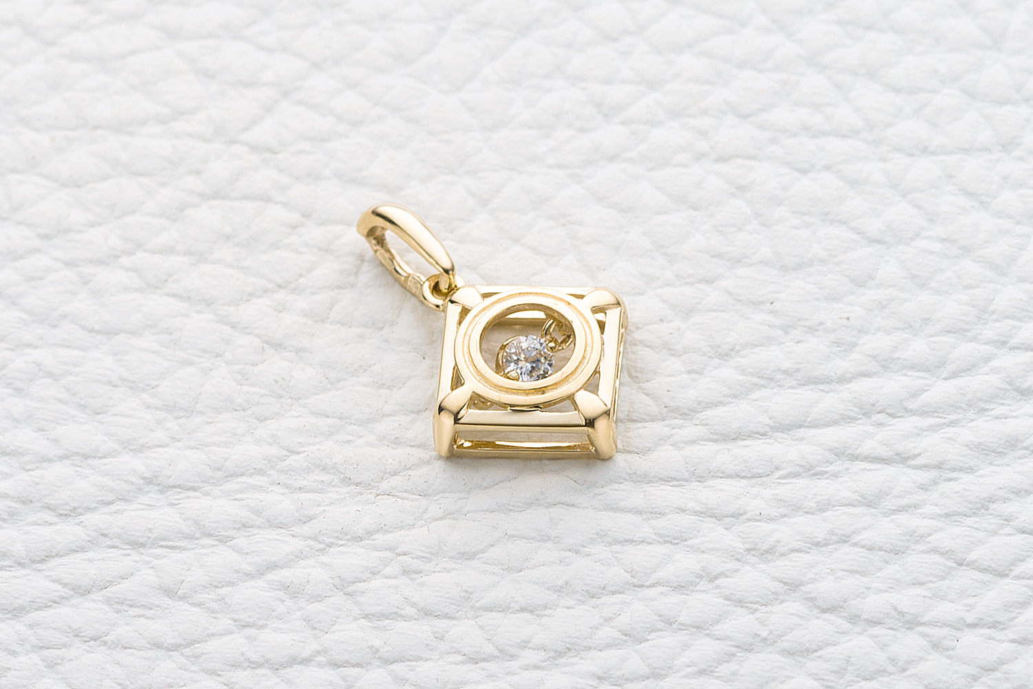 

Подвеска с фианитом из жёлтого золота