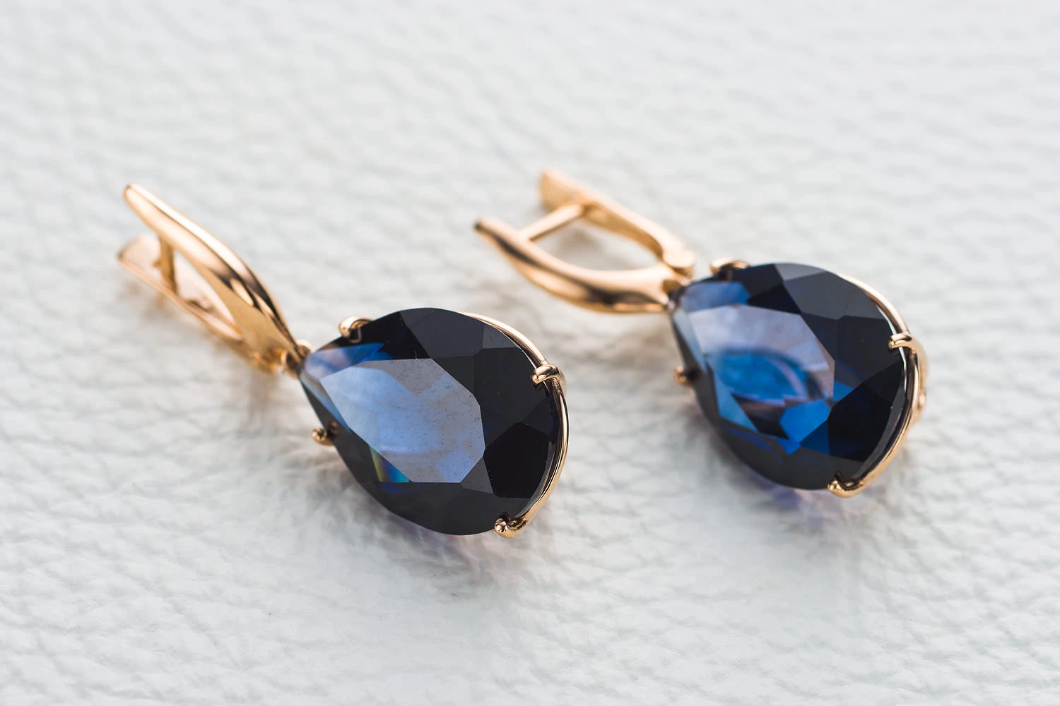 Серьги из красного золота с 2 корундами