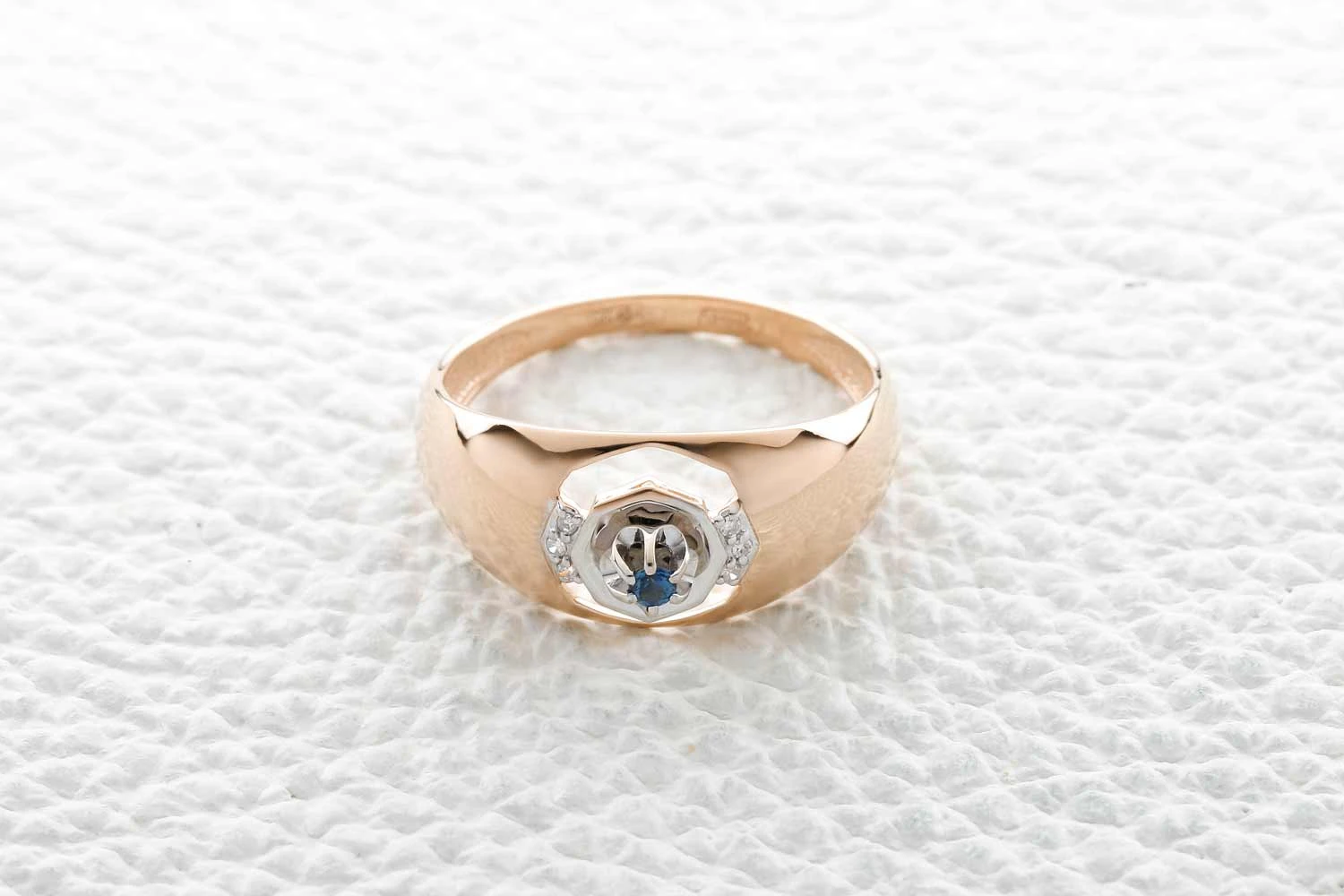 Кольцо из красного золота с сапфиром и 6 бриллиантами