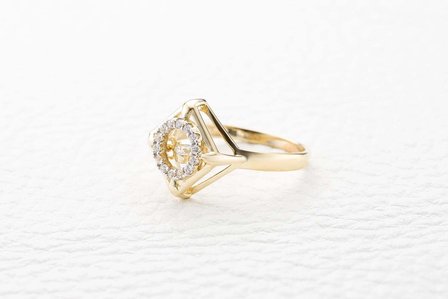 Кольцо Квадрат из жёлтого золота с 15 фианитами