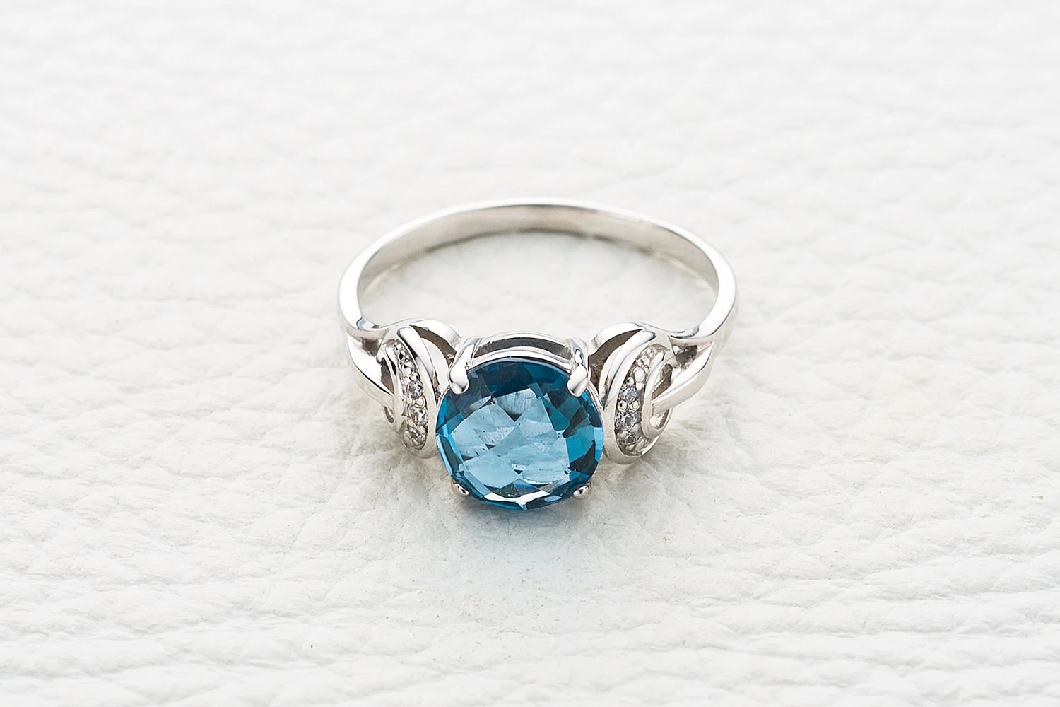Кольцо из белого золота с топазом лондон и 6 фианитами