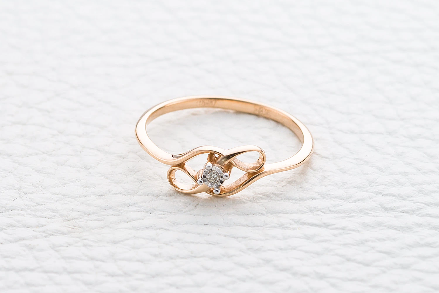 Кольцо из красного золота с бриллиантом