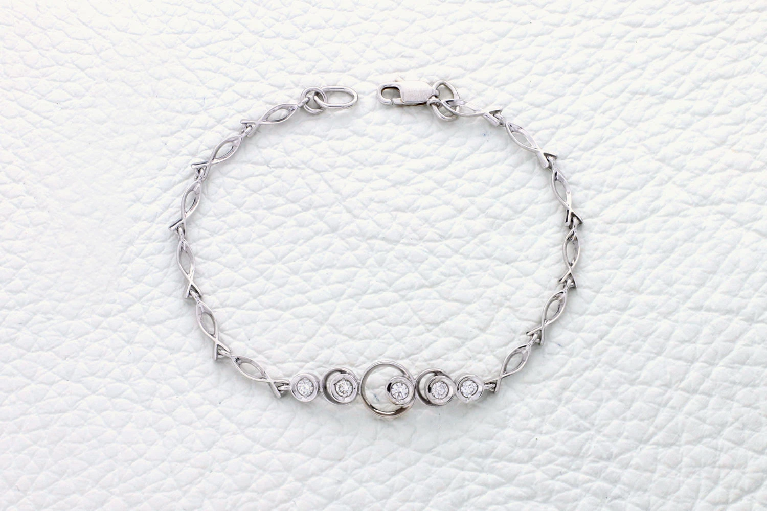 Браслет из белого золота с 5 фианитами