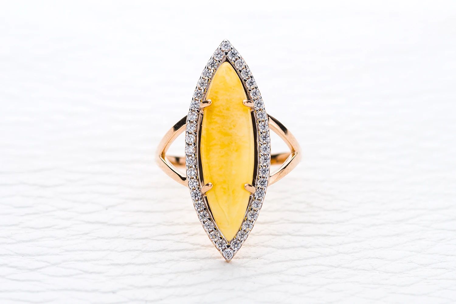 Кольцо из красного золота с янтарём и 40 фианитами