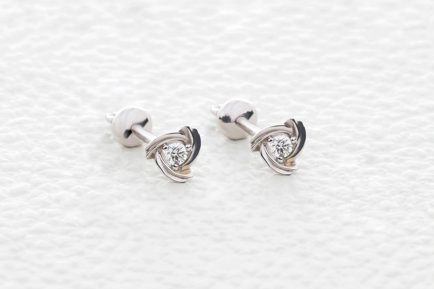 Серьги-пусеты из белого золота с 2 бриллиантами