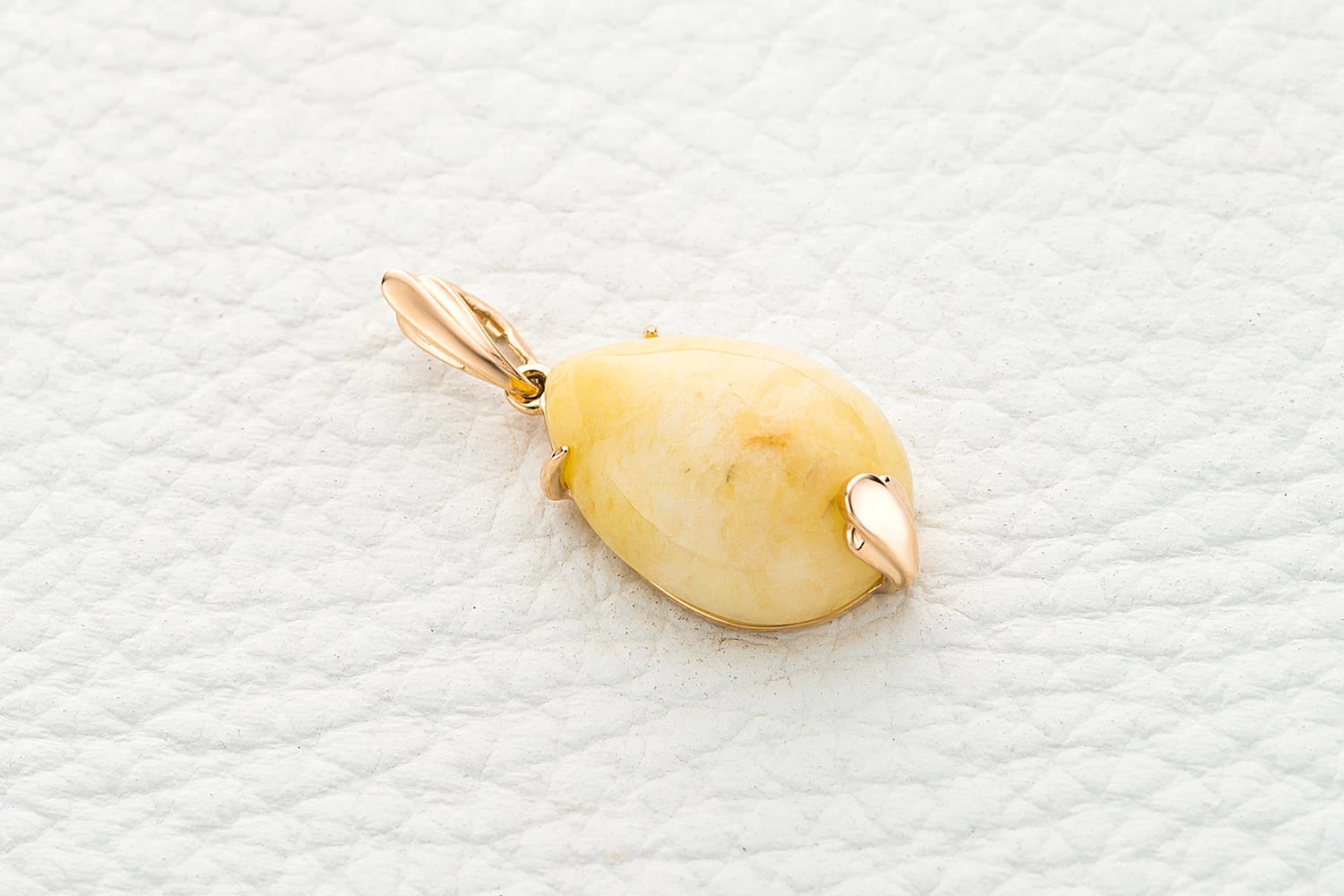 Подвеска из красного золота с янтарём