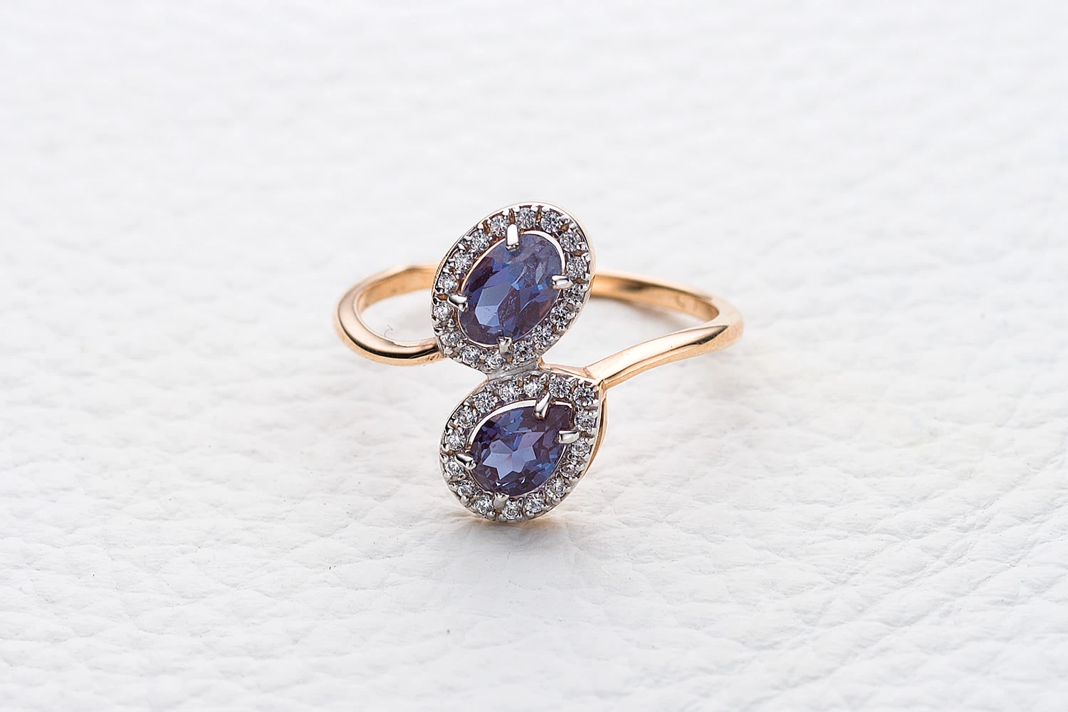 Кольцо из красного золота с 2 александритами и 32 фианитами