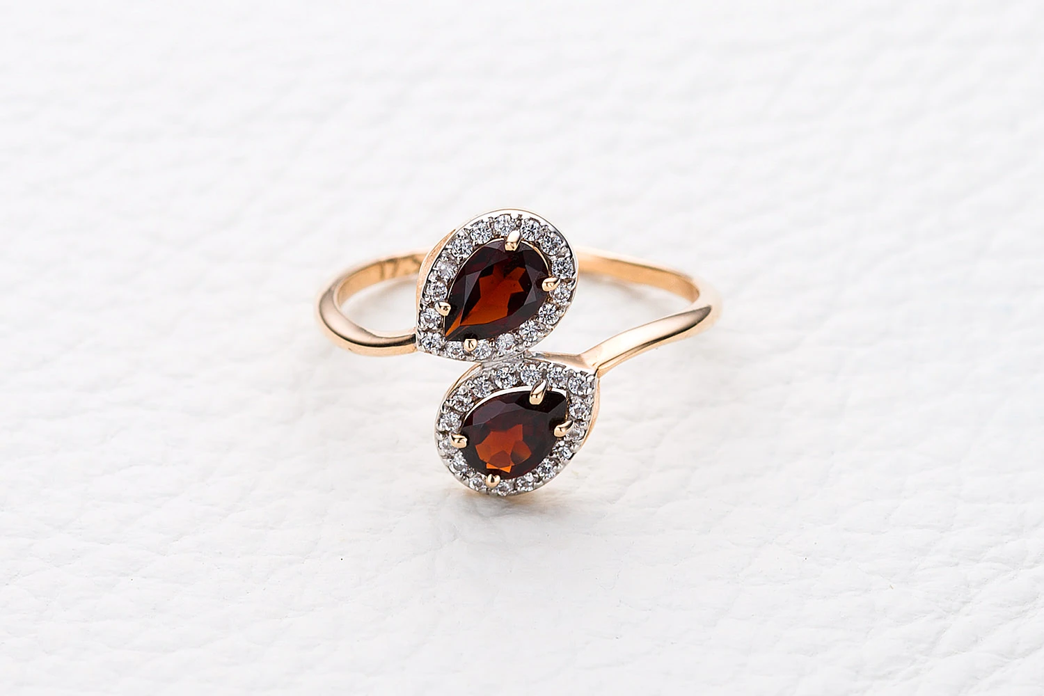 Кольцо из красного золота с 2 гранатами и 32 фианитами