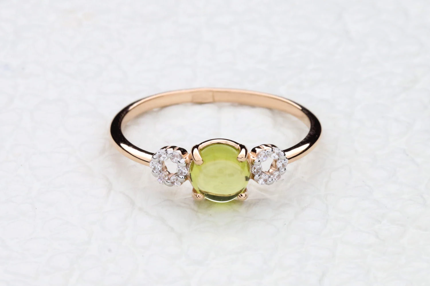 Кольцо из красного золота с хризолитом и 12 фианитами